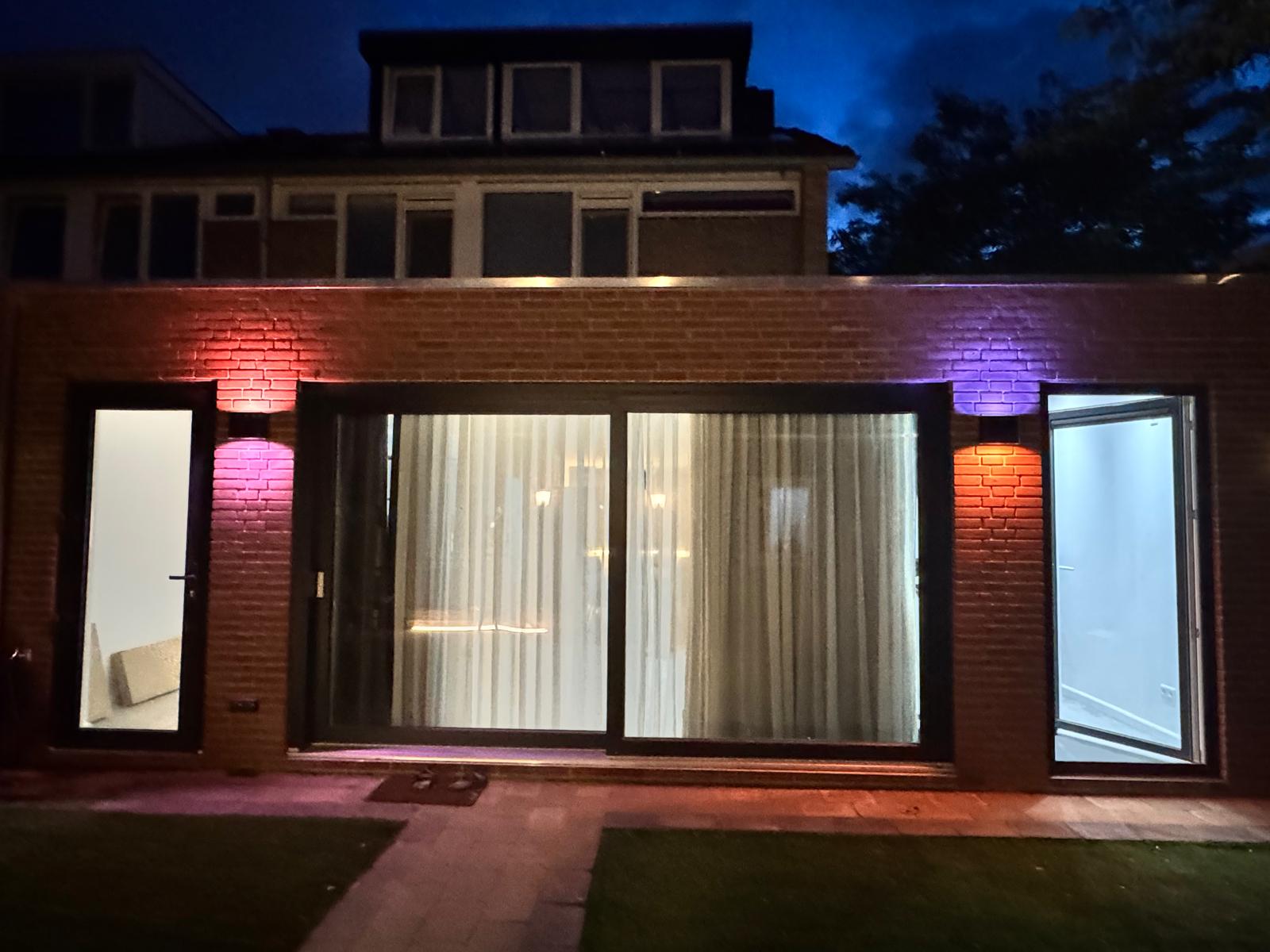 Woonkamer met lichtkoepels en tuinuitzicht na aanbouw